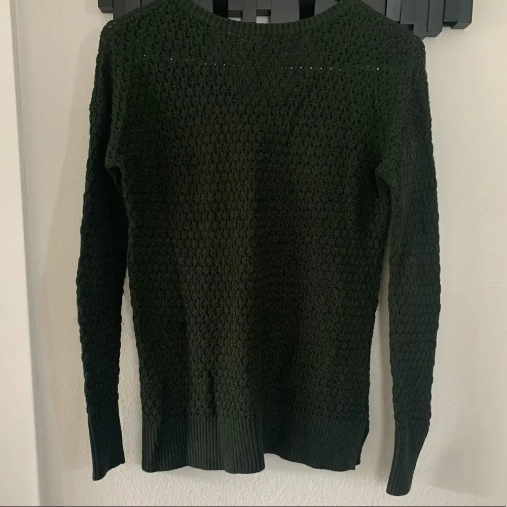 AEO v neck long sleeve knit sweater sz small